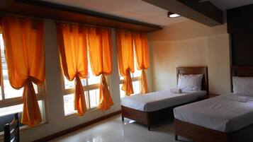 Chambre Deluxe (Quadruple) | Literie de qualité supérieure, minibar, coffres-forts dans les chambres