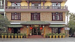 A two-story building with a traditional architectural style, featuring a balcony on the upper floor and a sign indicating it is a hotel. - Thanh Binh II (Da Nang)
