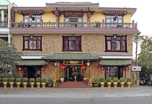 A two-story building with a traditional architectural style, featuring a balcony on the upper floor and a sign indicating it is a hotel. - Thanh Binh II (Da Nang)