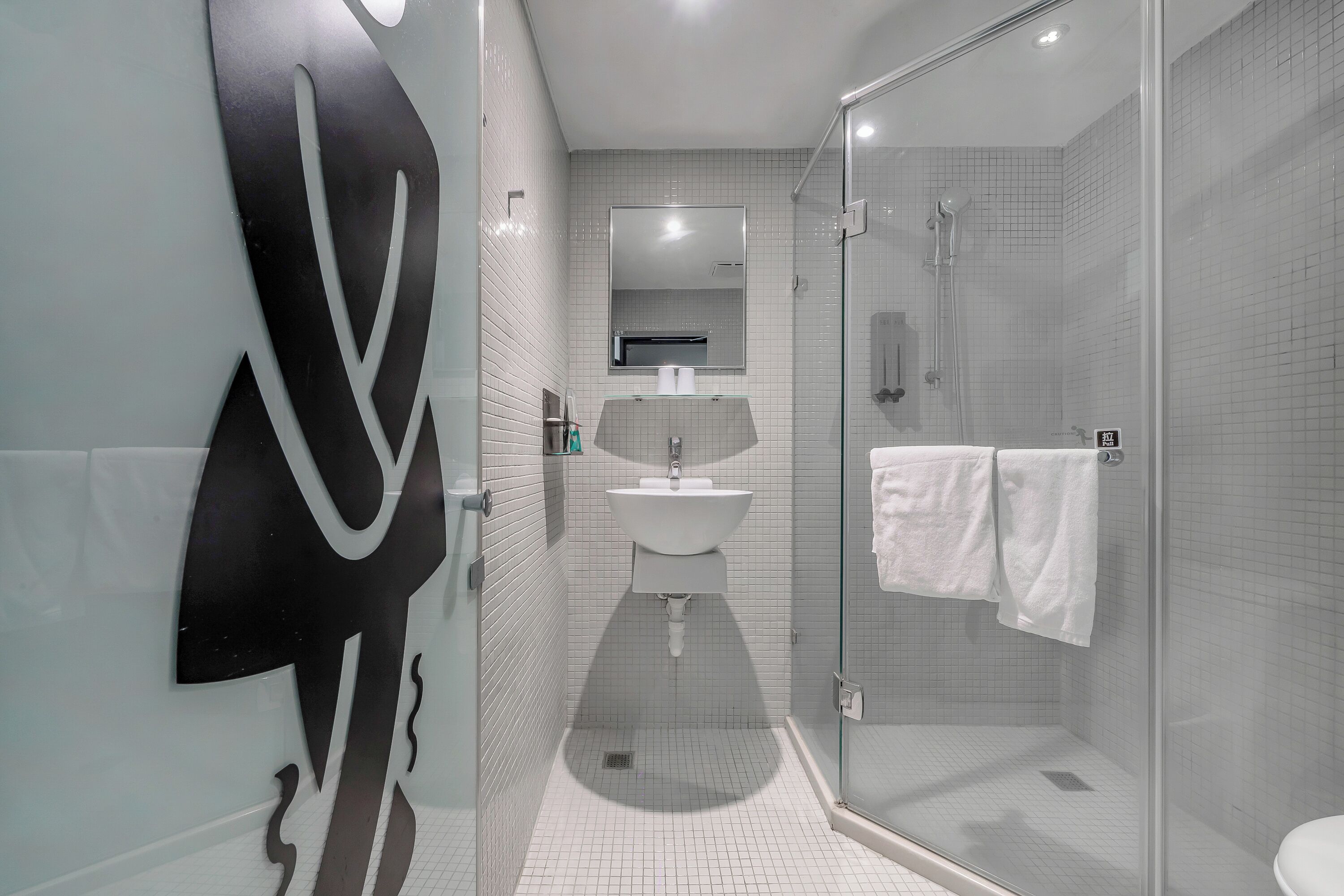 Standard Twin Room | Bathroom | Shower, hair dryer, towels, shampoo
