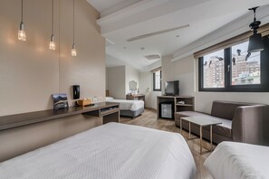 Desk, blackout curtains, soundproofing, free wired Internet - CHECK inn Express Kaohsiung Love River (Kaohsiung)