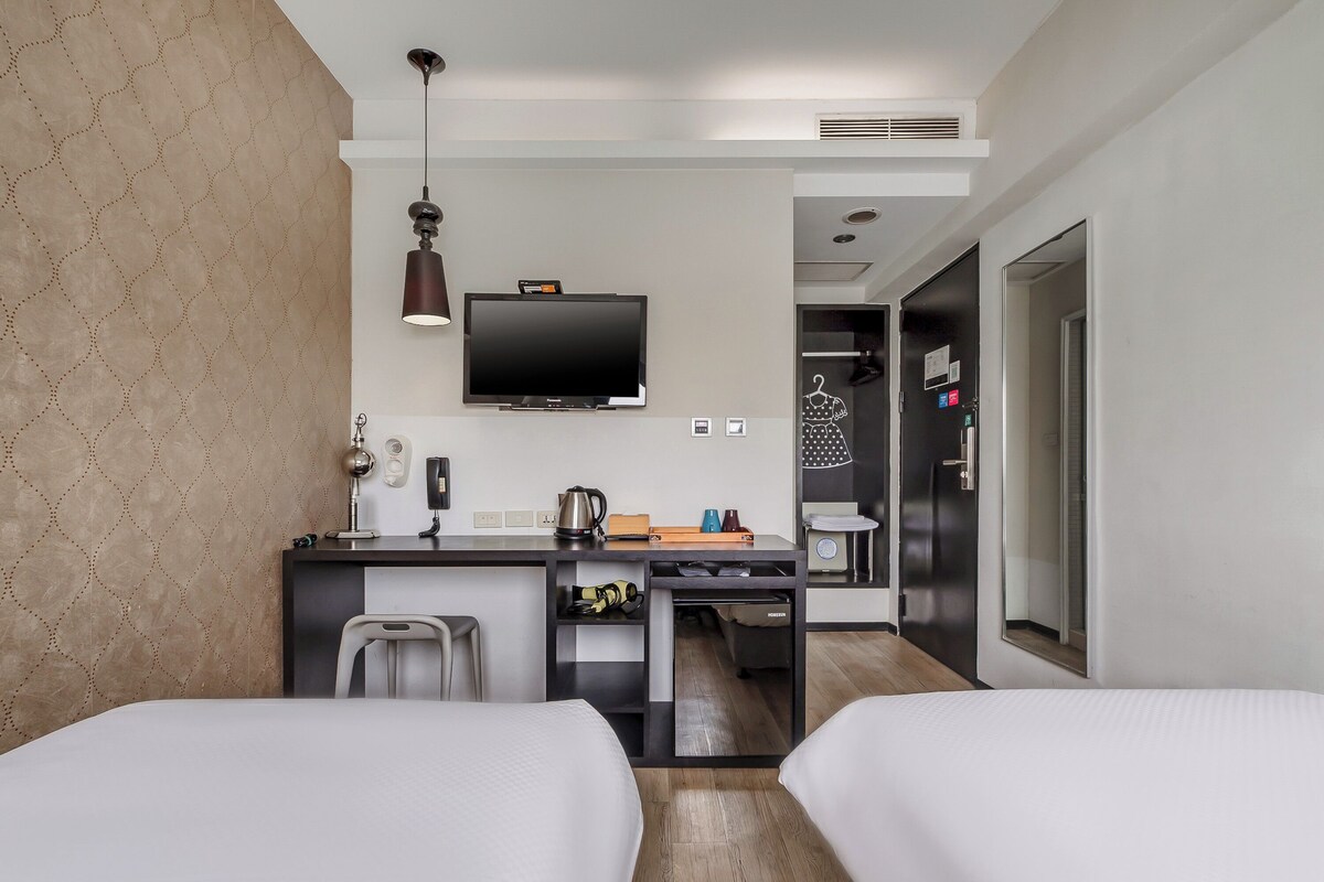 Classic Twin Room, River View | Desk, blackout curtains, soundproofing, bed sheets