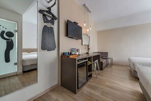 Superior Quadruple Room | Desk, blackout curtains, soundproofing, free wired Internet - CHECK inn Express Kaohsiung Love River (Kaohsiung)