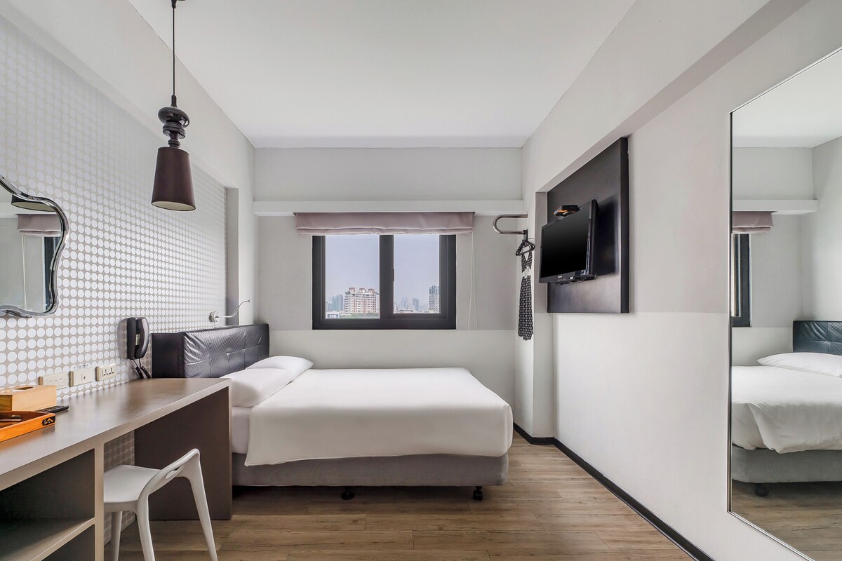 Classic Double Room, River View | Desk, blackout curtains, soundproofing, bed sheets