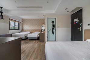 Deluxe Quadruple Room | Meja, langsir/tirai gelap terus, kalis bunyi, Internet berwayar percuma