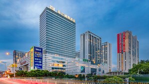 Un moderno edificio de gran altura con un letrero llamativo en la parte superior.