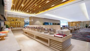 Daily buffet breakfast (CNY 68 per person)