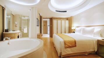 Standard Suite | Baño | Ducha, artículos de higiene personal gratuitos y secador de pelo