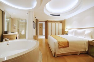 Standard Suite | Bathroom | Shower, free toiletries, hair dryer, bathrobes