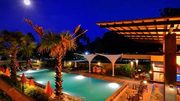 Family Room | Outdoor pool