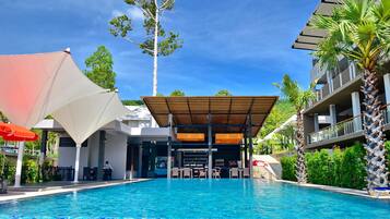 Piscina externa, funciona das 7h às 18h, guarda-sóis, espreguiçadeiras