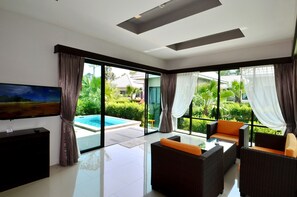 Deluxe Suite Pool Villa | Living area | 32-inch LCD TV with satellite channels, TV - Chaweng Noi Pool Villa (Koh Samui)