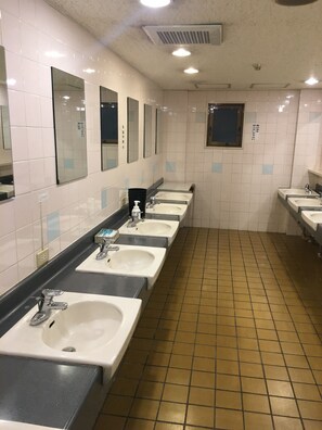 Een aparte badkuip en douche, een diep bad, gratis toiletartikelen