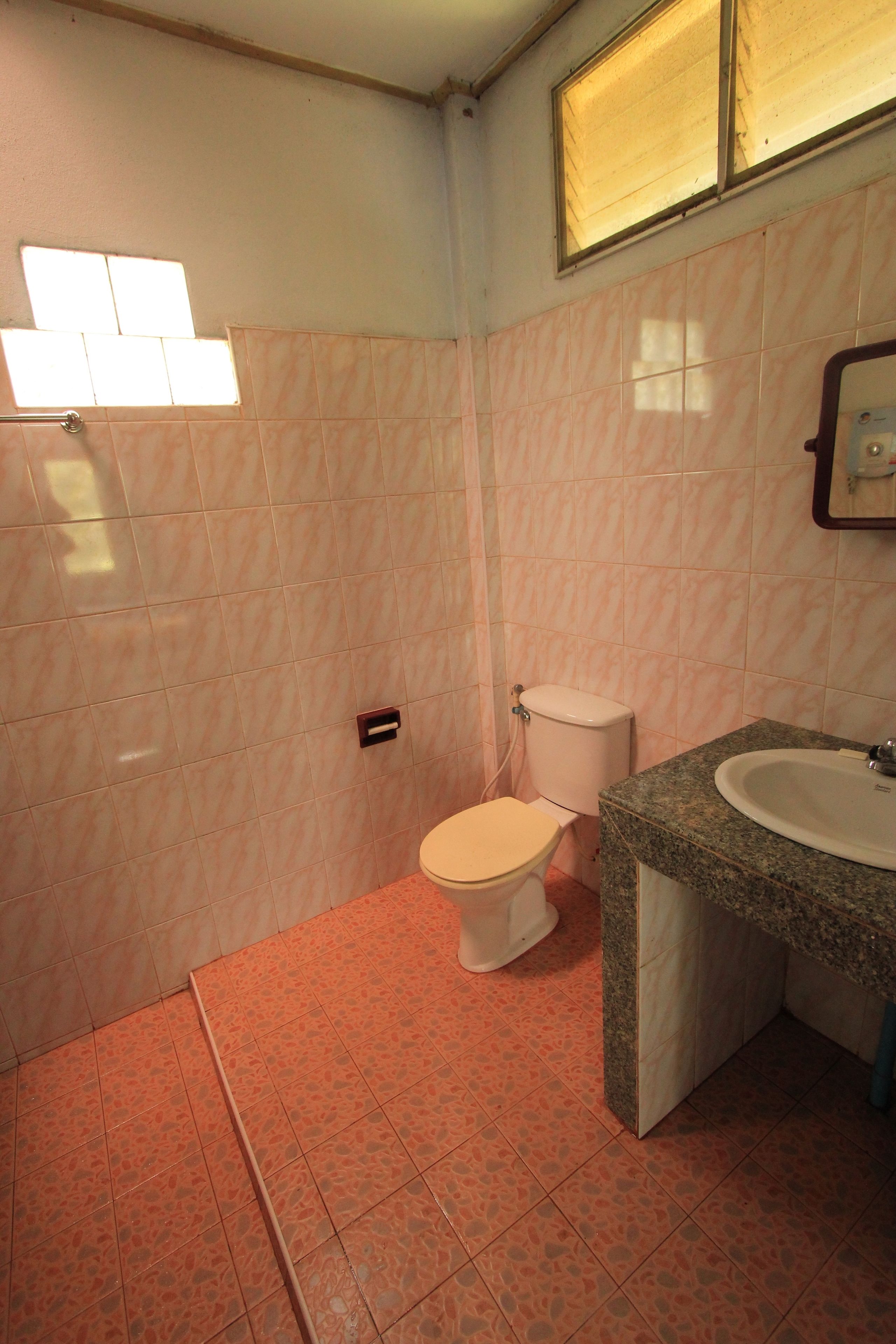 cottage (family fan) | bathroom | shower, towels