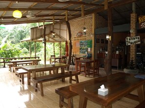 Khu ăn uống