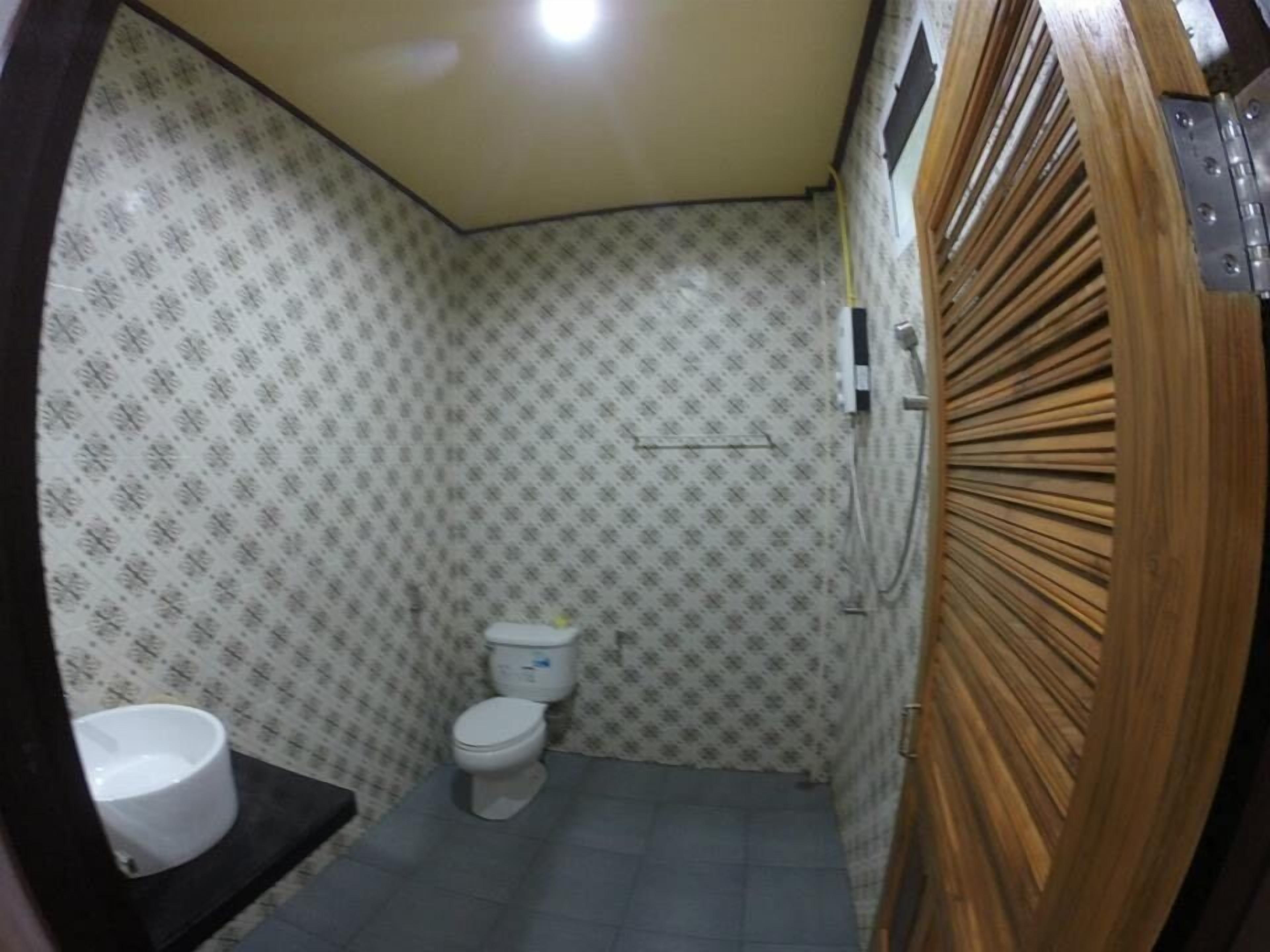 superior cottage types b  | bathroom | shower, towels