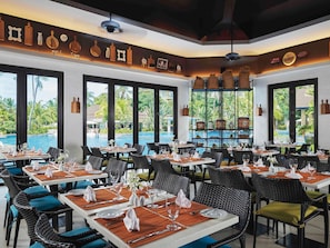 3 restaurantes; se sirven desayunos, almuerzos, cenas y brunches
