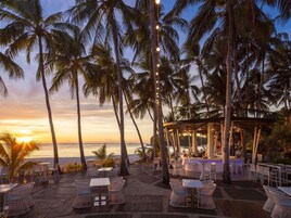2 bars/lounges, swim-up bar, poolside bar, beach bar