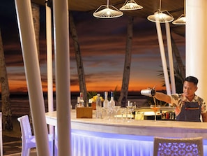 2 bars/lounges, swim-up bar, poolside bar, beach bar