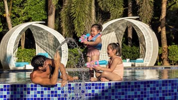 Una piscina al aire libre, sillones reclinables de piscina