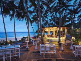 3 restoran, sarapan dihidangkan, masakan tempatan dan antarabangsa 