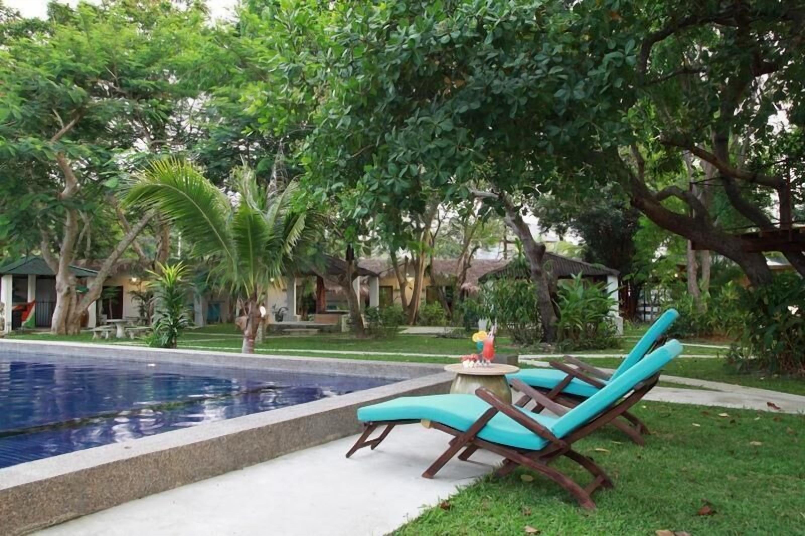 Kolam renang outdoor, dengan kursi berjemur