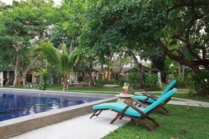 室外游泳池,日光浴躺椅