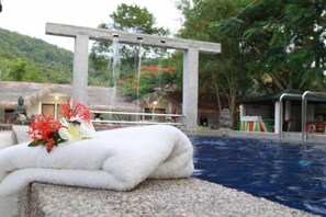 Outdoor pool, pool loungers - Green Village Langkawi Resort (Langkawi)