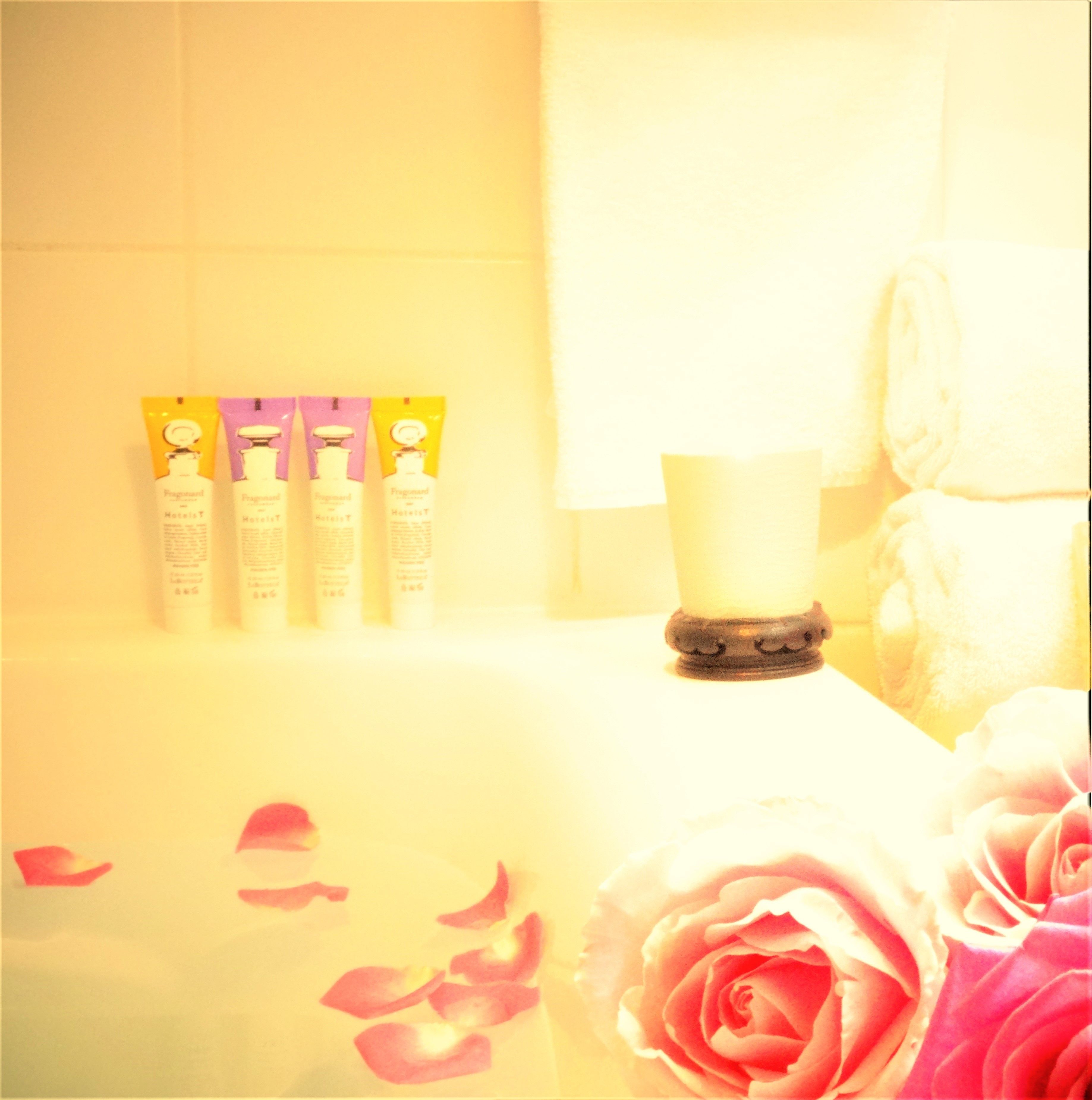 combined shower/bathtub, designer toiletries, hair dryer, towels