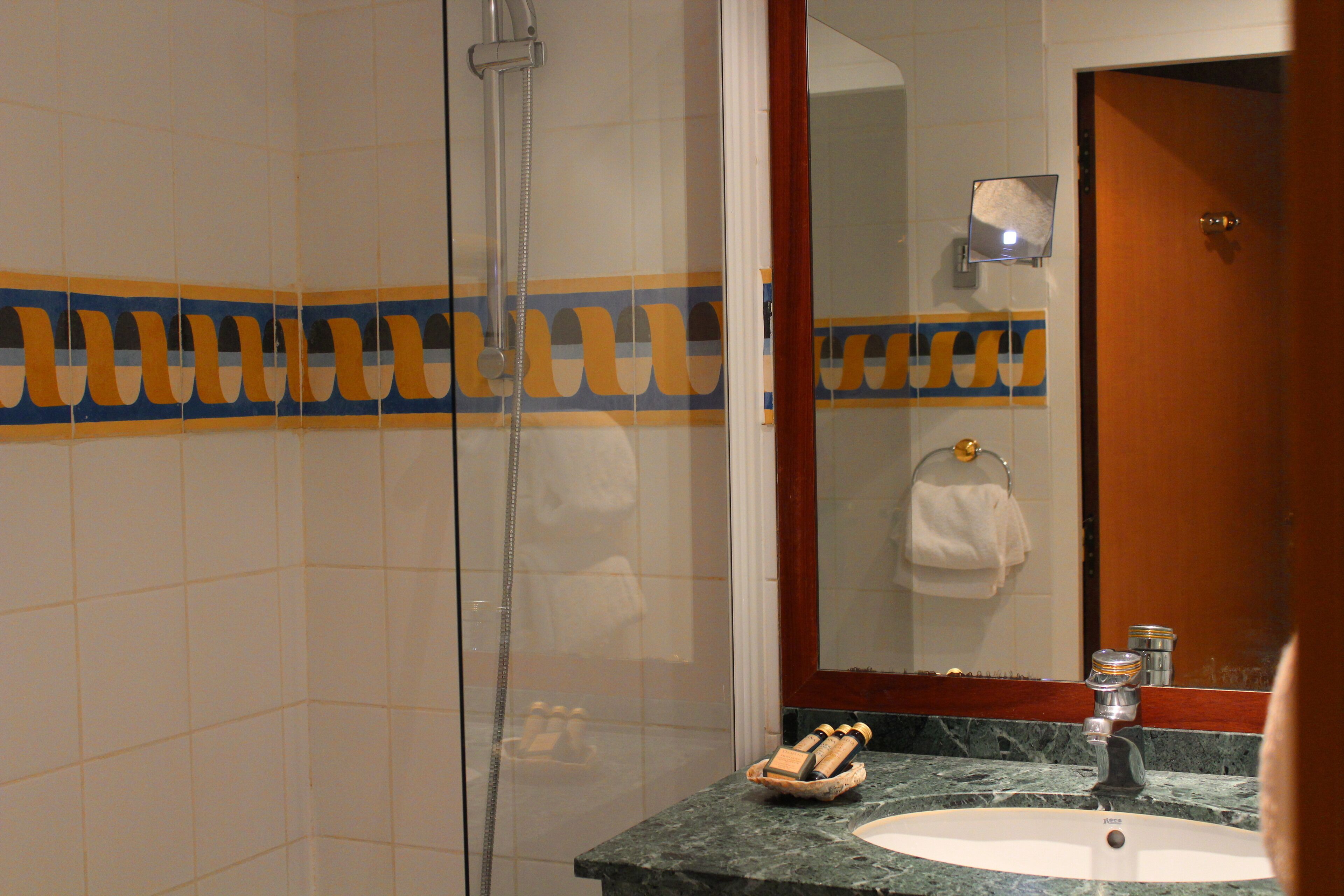 triple room | bathroom | combined shower/bathtub, designer toiletries, hair dryer, towels