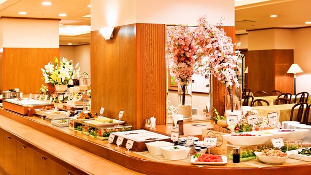 Un buffet proposant une variété de plats et agrémenté de décorations florales.