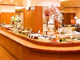 Una mesa de buffet con diferentes alimentos y decoración floral.