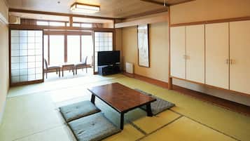 羽绒被、遮光窗帘、免费 WiFi、床单