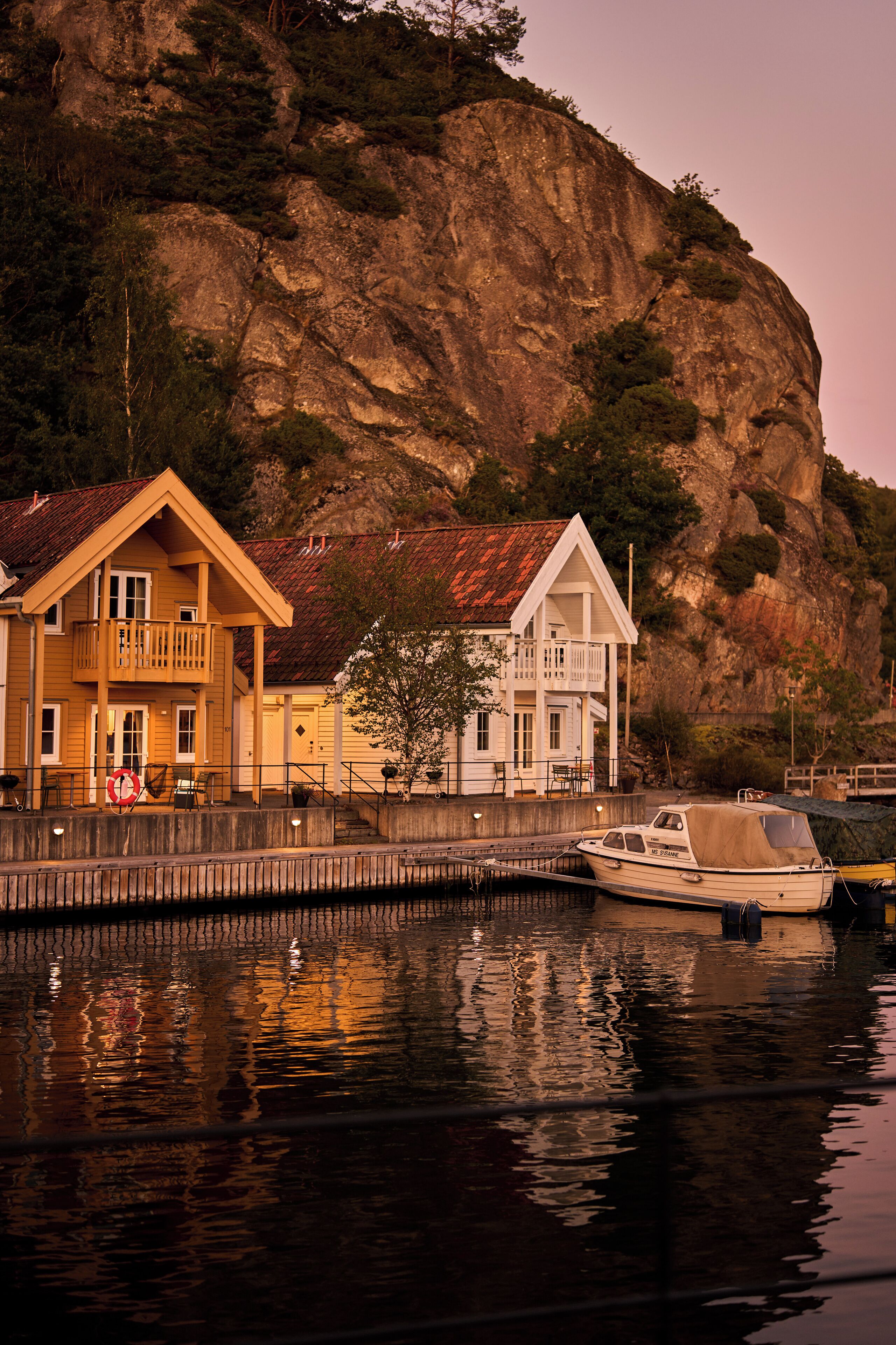 Desk, soundproofing, iron/ironing board, free WiFi