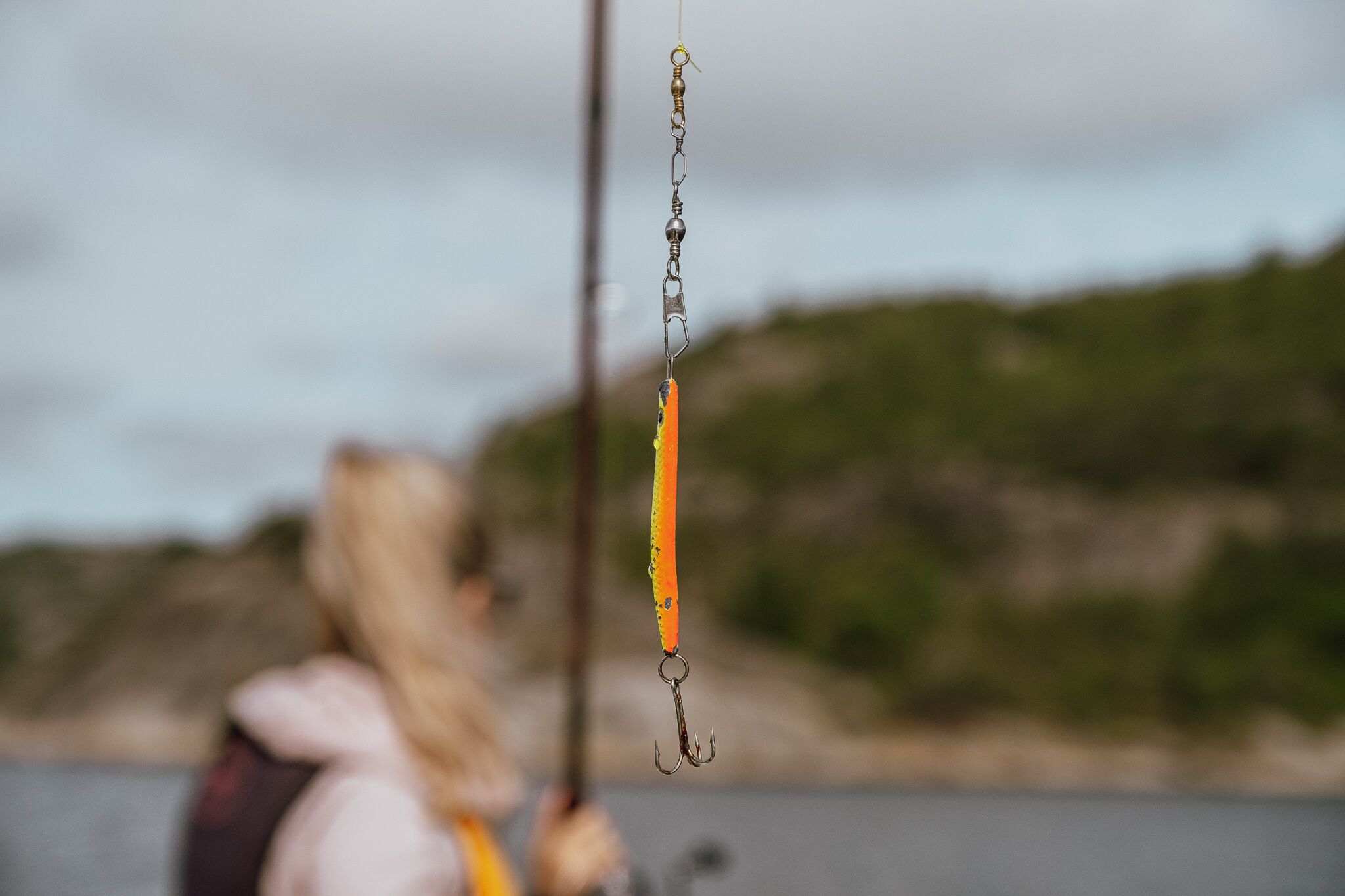 Un señuelo de pesca colgando de una línea.