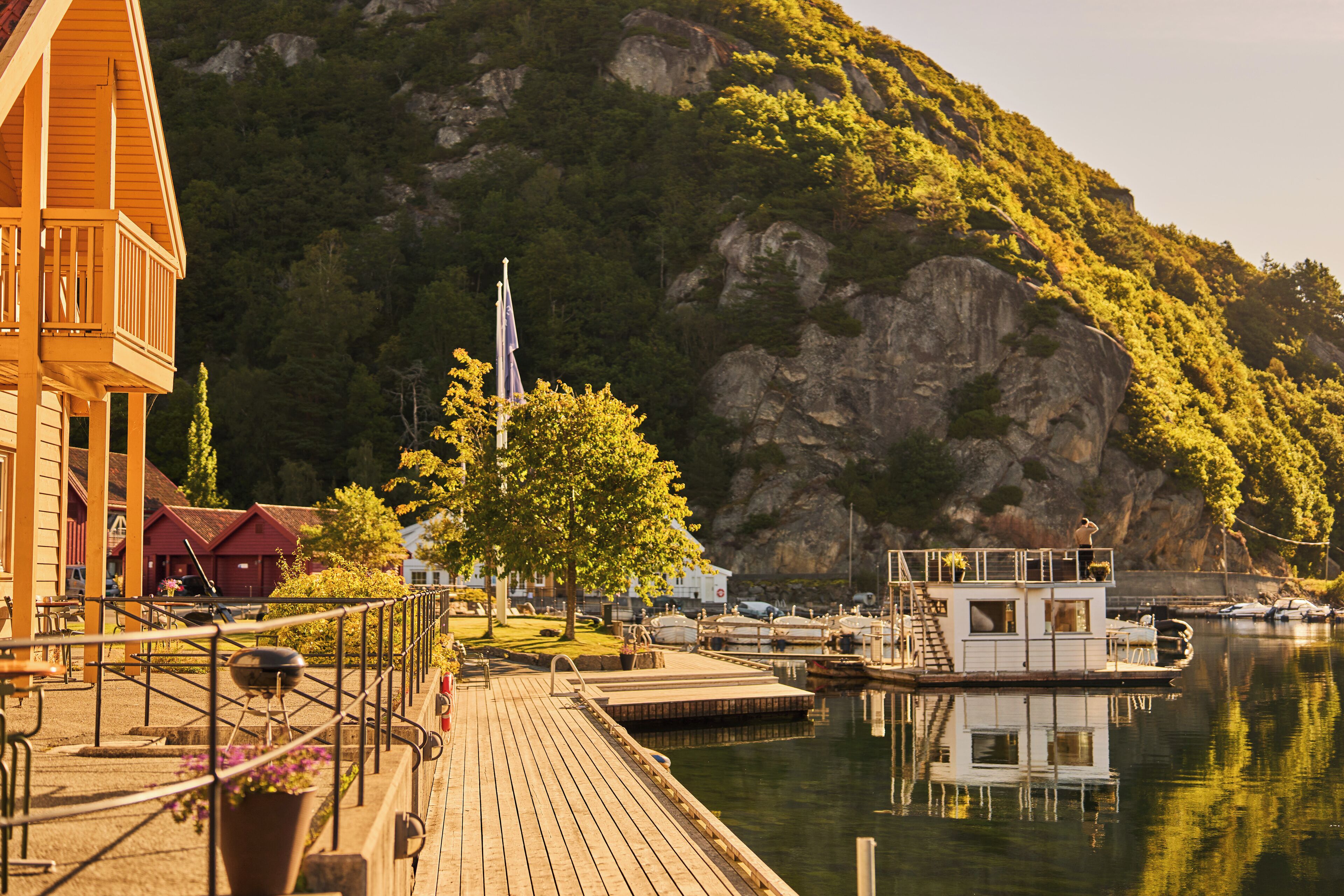 Desk, soundproofing, iron/ironing board, free WiFi