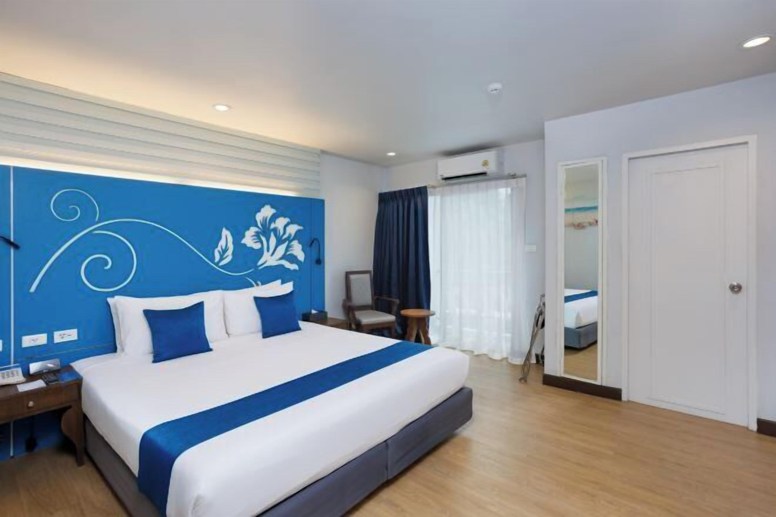 Minibar, Zimmersafe, Schreibtisch, Verdunkelungsvorhänge