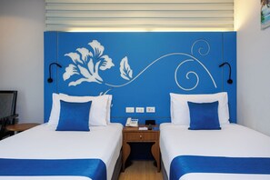 Minibar, in-room safe, desk, blackout curtains - Days Inn by Wyndham Patong Beach Phuket (Patong)