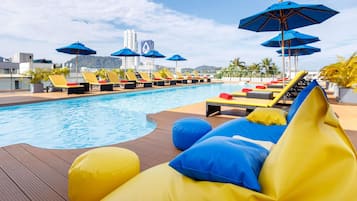 Piscine extérieure, parasols de plage, chaises longues