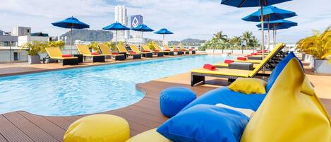 Piscine extérieure, accÚs possible de 6 h à 20 h, parasols