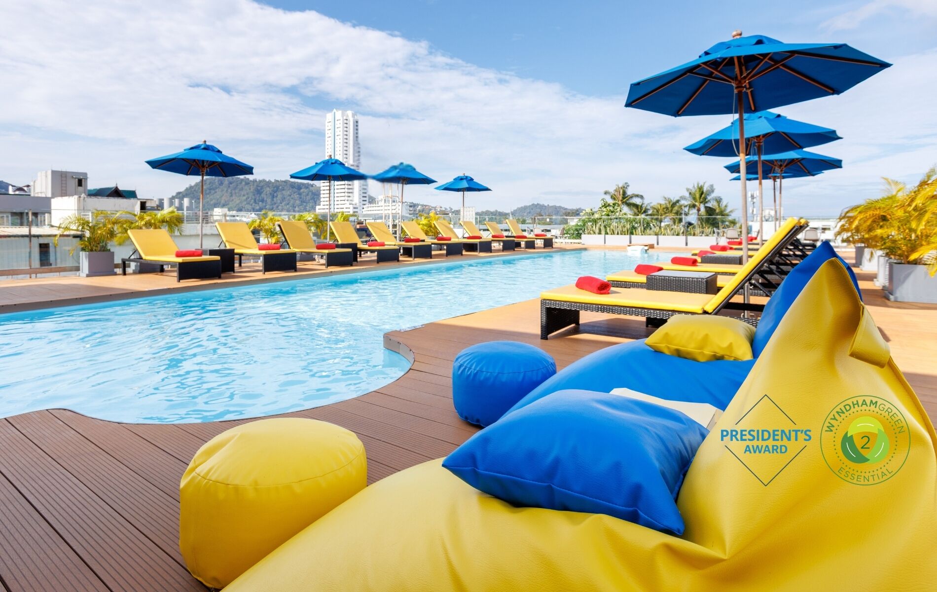 屋外プール、営業時間 6:00 ～ 20:00、プール パラソル、サンラウンジャー