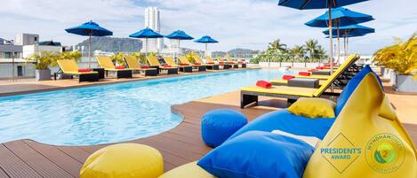 Piscina externa, funciona das 6h às 20h, guarda-sóis, espreguiçadeiras