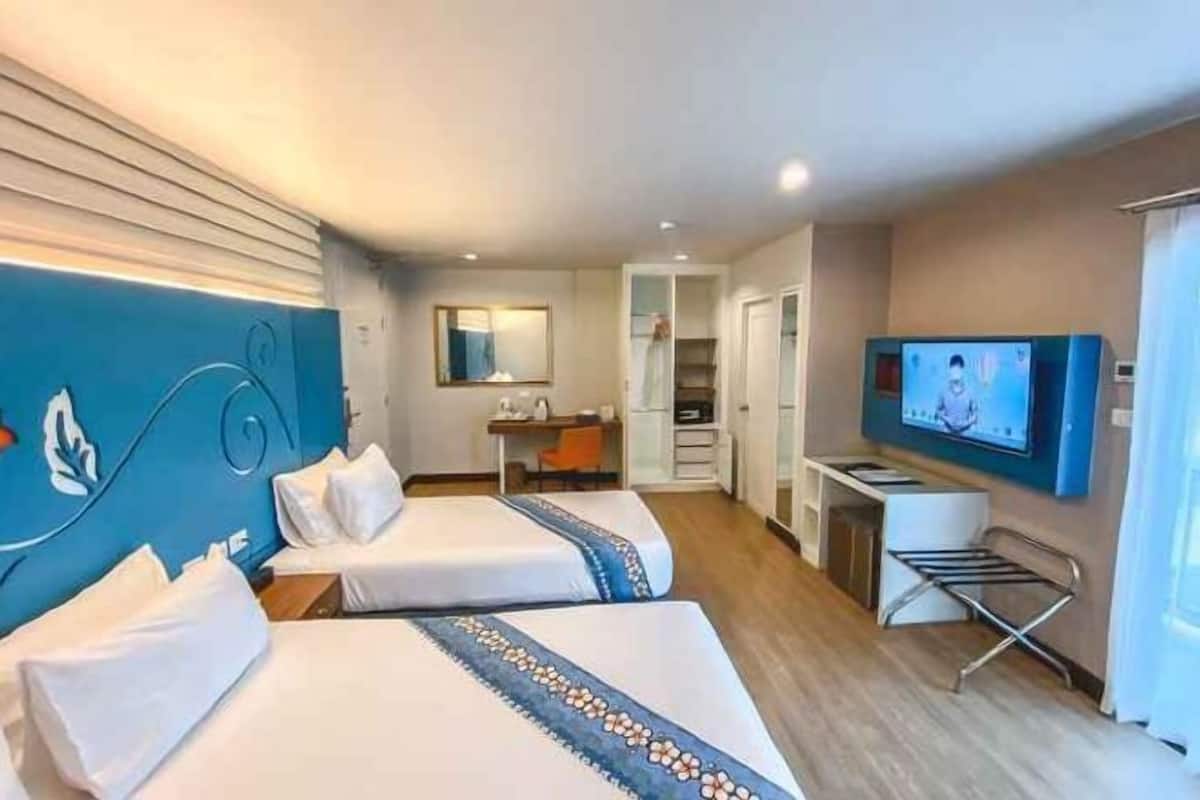 Minibar, in-room safe, desk, blackout curtains