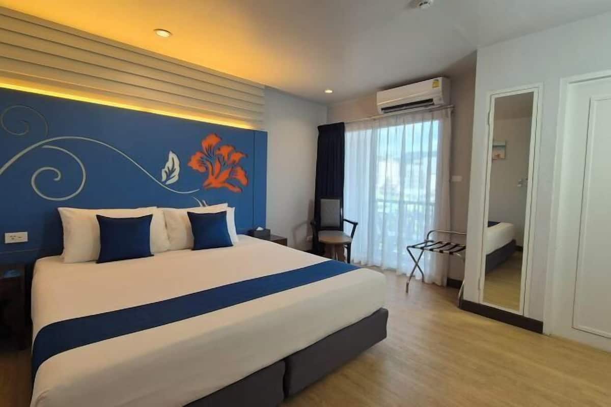 Minibar, caja de seguridad en la habitación y escritorio