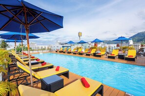 สระว่ายน้ำกลางแจ้ง เปิด 6:00 น. ถึง 20:00 น., ร่มริมสระว่ายน้ำ