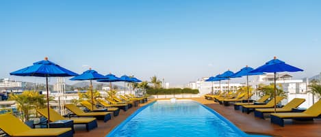 Piscine extérieure, accÚs possible de 6 h à 20 h, parasols