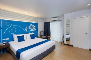 Minibar, coffres-forts dans les chambres, bureau, rideaux occultants