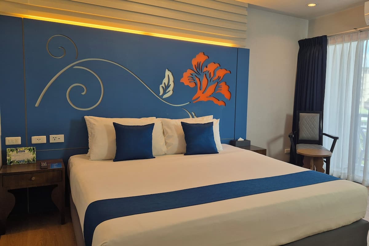 Habitación Deluxe, 1 cama King size, para no fumadores | Minibar, caja de seguridad en la habitación y escritorio