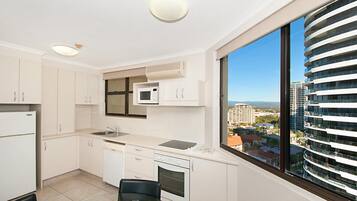 Geladeira, micro-ondas, fogão, cooktop