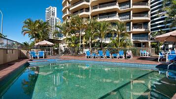 Piscina externa, piscina aquecida, espreguiçadeiras